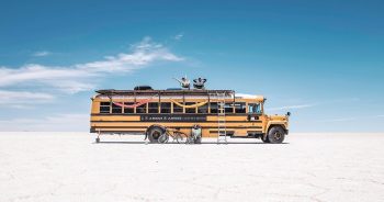 СТАРИ УЧИЛИЩНИ АВТОБУСИ СЕ ПРЕВРЪЩАТ В УЮТНИ МОБИЛНИ ДОМОВЕ