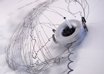 РОБОТ РИСУВА ВЪРХУ СТЕНАТА