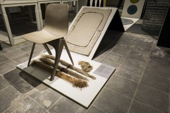 ЛЕНЕН КОМФОРТ – СТОЛЪТ FLAX НА CHRISTIEN MEINDERTSMA