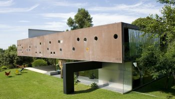 ИСТОРИЯ ЗА КЪЩА В ТРИ ДЕЙСТВИЯ