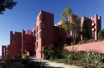LA MURALLA ROJA, ВДЪХНОВЯВАЩА СЪС СВОЯ МАРОКАНСКО-МАВРИТАНСКИ СТИЛ