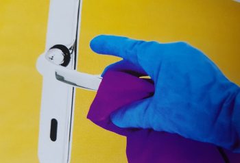 АНТИБАКТЕРИАЛЕН ОБКОВ: ДРЪЖКИ СРЕЩУ МИКРОБИ