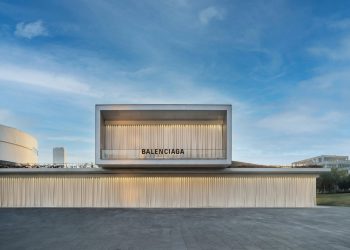 САЛОН НА BALENCIAGA ОТ РЕЗЕРВОАРИ ЗА ГОРИВО