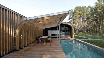 КЪЩАТА БУМЕРАНГ: СВОЕОБРАЗНО СЛИВАНЕ С ПРИРОДАТА