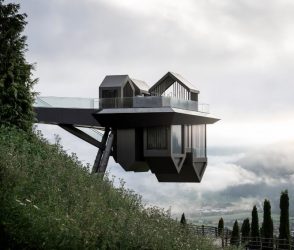 HUB OF HUTS – В ПРОТИВОРЕЧИЕ С ГРАВИТАЦИЯТА