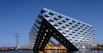 ПЛАВАЩА ЖИЛИЩНА СГРАДА В АМСТЕРДАМ