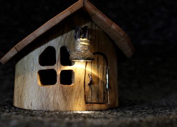 ЛАМПИТЕ, КОИТО РАЗКАЗВАТ ИСТОРИИ