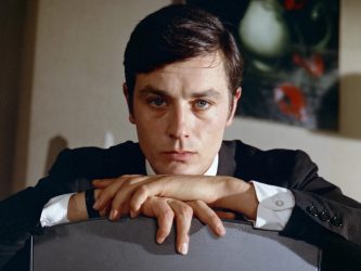 ЗАБРАВЕНИЯТ ФЛИРТ НА АЛЕН ДЕЛОН С МЕБЕЛИТЕ