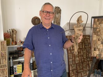 МАРК БУРЛИЕ –ХУДОЖНИКЪТ, КОЙТО ДАВА НОВ ЖИВОТ НА ДЪРВЕСНИТЕ ОТПАДЪЦИ