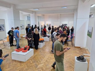 ПЪРВАТА СПИРКА НА ИЗЛОЖБАТА „МИСИЯ БЪЛГАРСКИ ДИЗАЙН“ Е СТОЛИЧНАТА ГИМНАЗИЯ ЗА ПРИЛОЖНИ ИЗКУСТВА „СВЕТИ ЛУКА“