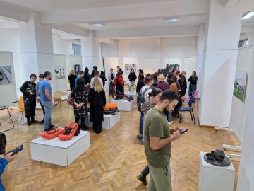 ПЪРВАТА СПИРКА НА ИЗЛОЖБАТА „МИСИЯ БЪЛГАРСКИ ДИЗАЙН“ Е СТОЛИЧНАТА ГИМНАЗИЯ ЗА ПРИЛОЖНИ ИЗКУСТВА „СВЕТИ ЛУКА“