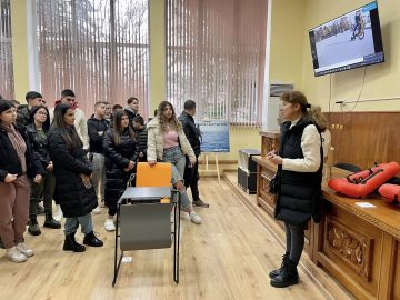 ПЪТУВАЩАТА ИЗЛОЖБА „МИСИЯ БЪЛГАРСКИ ДИЗАЙН“ ГОСТУВА В ТЕТЕВЕНСКОТО УЧИЛИЩЕ НПГГСД „САВА МЛАДЕНОВ“