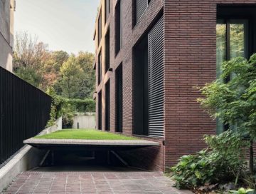 КЪЩАТА С ВДИГАЩАТА СЕ ПОЛЯНА