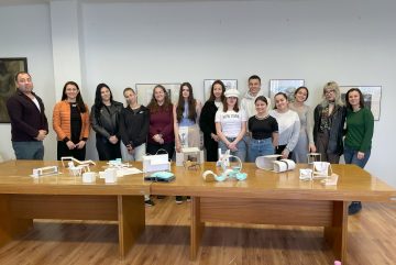 ПЪТУВАЩАТА ИЗЛОЖБА „МИСИЯ БЪЛГАРСКИ ДИЗАЙН“ ГОСТУВА НА КАЗАНЛЪК