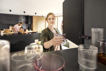 ДВИЖЕНИЕ В СТИЛНО ЧЕРНО: ПАНТИ ONYX BLACK ОТ BLUM