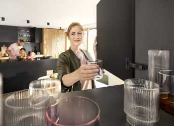 ДВИЖЕНИЕ В СТИЛНО ЧЕРНО: ПАНТИ ONYX BLACK ОТ BLUM